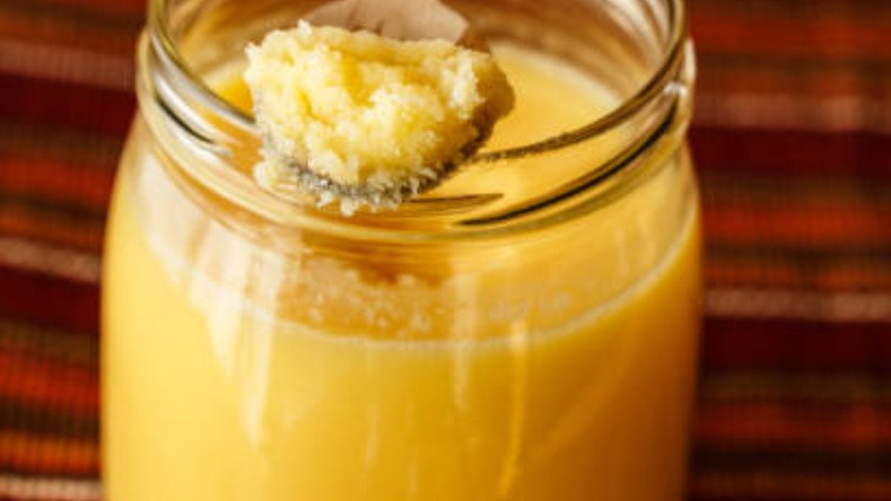 ঘি-ওজন কমাতে সাহায্য করে। আবার ত্বক, চুল এসব ভাল রাখতেও ভূমিকা রয়েছে ঘি এর। তাই বলে মেপে ঘি খাবেন। খুব বেশি একেবারেই চলবে না। এর সঙ্গে যদি কোলেস্টেরল, হার্টের সমস্যা থাকে তাহলে একবার চিকিৎসকের পরামর্শ নিয়ে তবেই খাবেন।