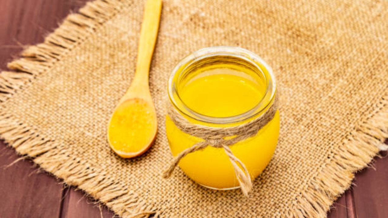 যাদের কোষ্ঠকাঠিন্যের সমস্যা রয়েছে তাঁরাও একটু করে ঘি খেতে পারেন। এতে অন্ত্রের, পেটের ফোলা ভাব কমে যায় অনেকটাই। অন্ত্রের দেওয়ালে পুষ্টিও যোগায় এই ঘি। গরম ভাতে একটু ঘি, লেবু আর ডাল দিয়ে রোজ খেতে পারেন।