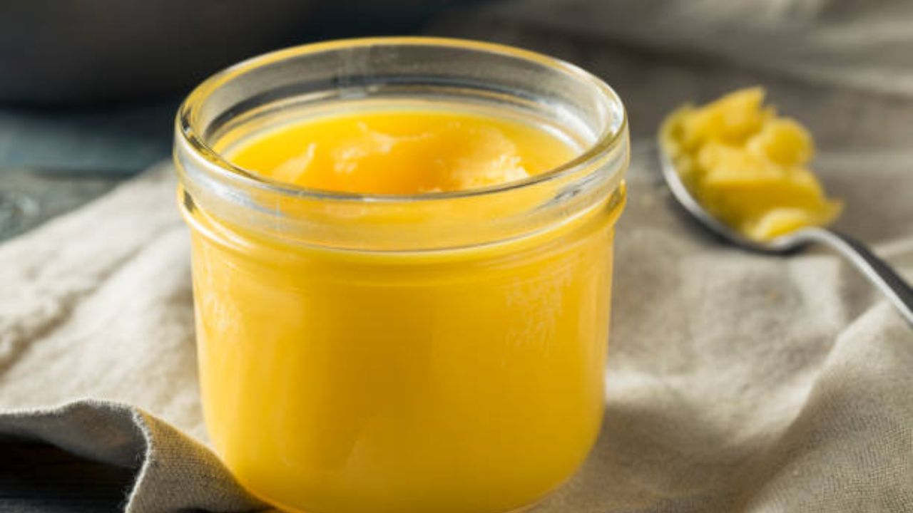 ঘি-এর মধ্যে থাকে ওমেগা থ্রি ফ্যাটি অ্যাসিড। যা প্রদাহের সমস্যা কমায়। সেই সঙ্গে জয়েন্টের টিস্যুগুলিতে লুব্রিকেন্ট হিসেবেও কাজ করে। রোগ প্রতিরোধক ক্ষমতা বাড়াতেও এই ঘি-এর কোনও তুলনা নেই।