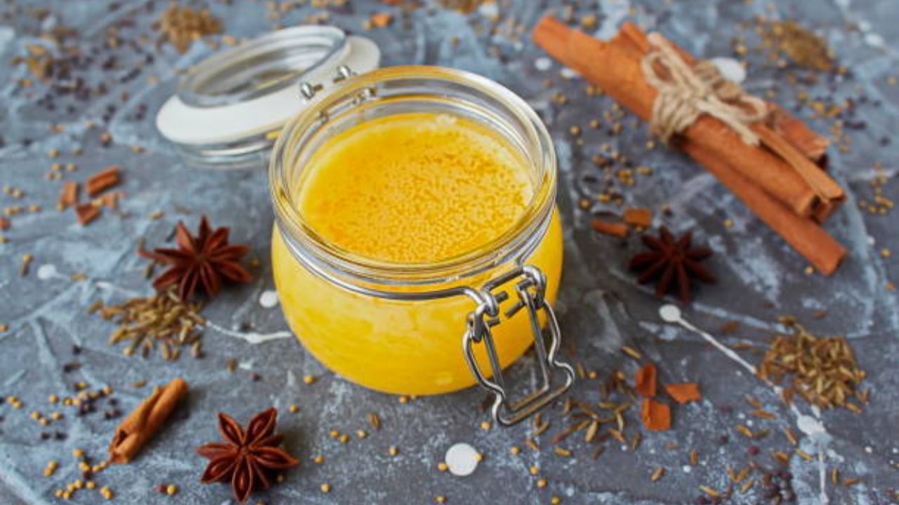 ঘি শরীরকে গরম রাখতে সাহায্য করে। আর ঘি এর মধ্যে থাকে ভাল ফ্যাট। যে কারণে ঘি খেলেও ওজন কিছুতেই বাড়ে না। ঘি এর মধ্যে থাকে বুট্রিক অ্যাসিড। যা যে কোনও রকম প্রদাহ জনিত সমস্যা থেকে আমাদের মুক্তি দেয়। এমনকী ফোলা, পোড়া ভাব কমাতেও সাহায্য করে ঘি।