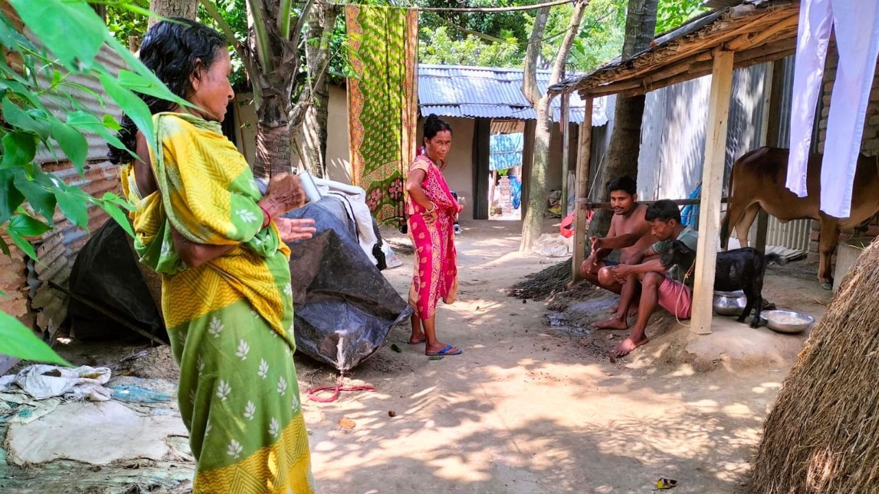 Hili Minor Kidnapped: গুরুগ্রাম থেকে আসা 'পাড়ার কাকিমা' গিফ্ট করেছিল মোবাইল, তারপরই উধাও ২ কিশোরী, ভয়ে বুক কাঁপছে পরিবারের