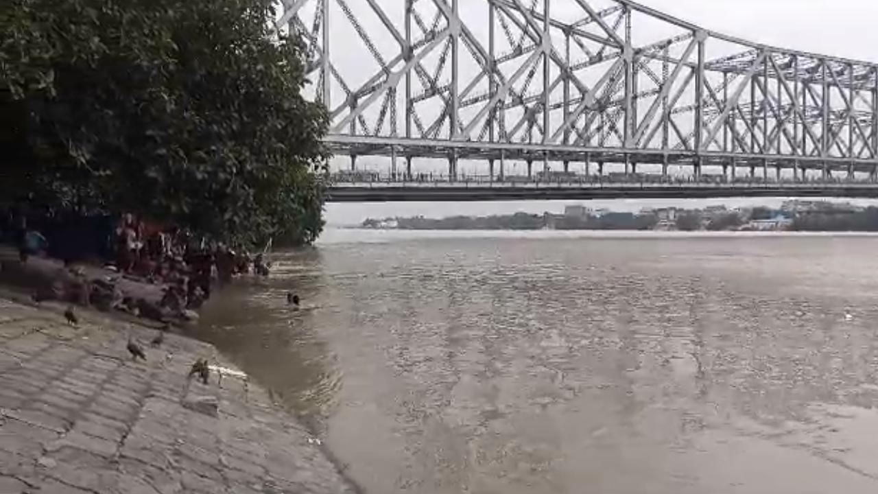 Howrah: বন্ধুর সামনেই গঙ্গায় স্নান করতে নেমে তলিয়ে গেল দুই পড়ুয়া