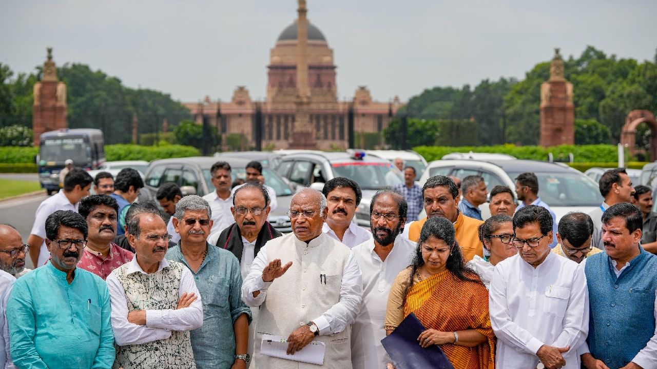 Parliament deadlock: সংসদের অচলাবস্থা কাটাতে উদ্যোগী সরকার, বিরোধীদের সঙ্গে আলোচনায় দুই মন্ত্রী