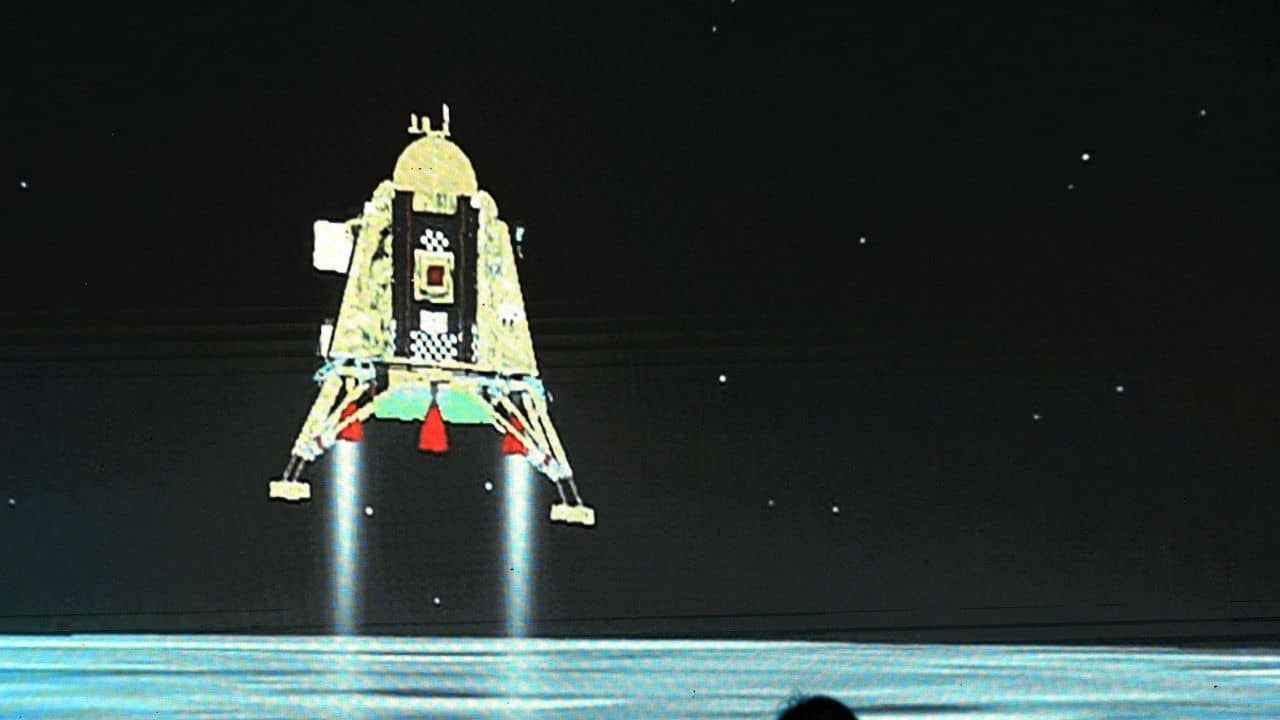 ‘বিজ্ঞানীরা চাঁদ থেকে ফিরলে অভ্যর্থনা জানাব: উত্তর প্রদেশের বিধায়ক