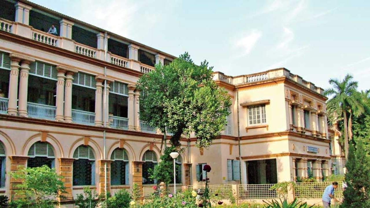 Jadavpur University Hostel: ঢুকতে হয় রাত ১০ টার মধ্যে, টহল দেন সুপার, বিতর্কের মধ্যেই যাদবপুরের গার্লস হস্টেল গড়ছে শৃঙ্খলার নজির