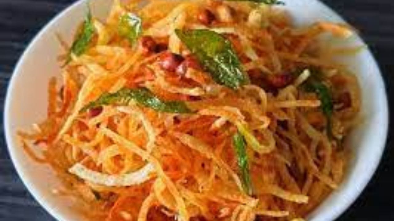 এছাড়া যদি কৌটোতে করে রেখে দেন তাহলে অনেকদিন পর্যন্ত রাখতে পারবেন। এমন আলুভাজা বাড়িতে আর বাঙালি যে কোনও অনুষ্ঠানবাড়িতে মেনুতে থাকবেই।