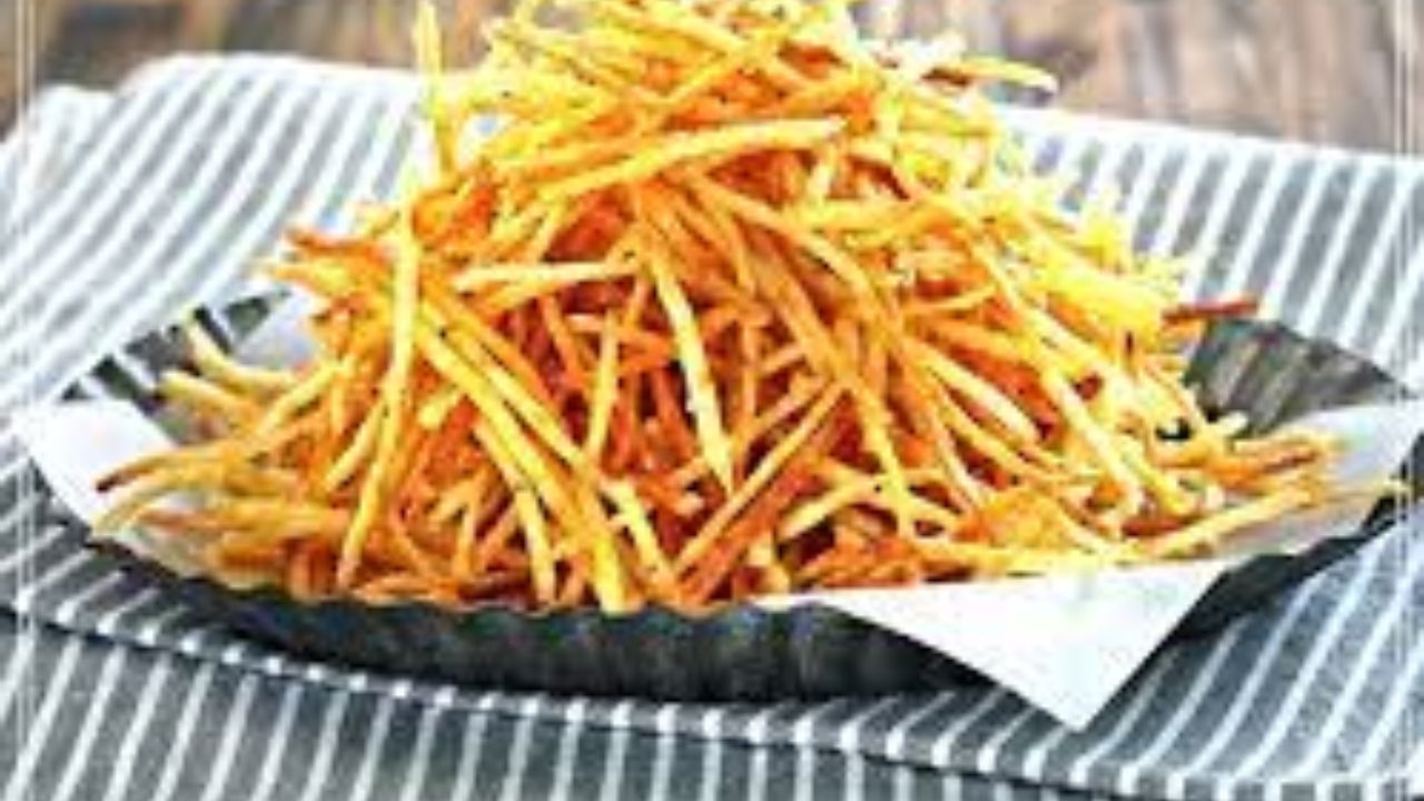 উপর থেকে নুন ছড়িয়ে দিতে ভুলবেন না। এই আলুভাজা গরম ভাত আর মাছের মাথা দিয়ে মুগের ডালের সঙ্গে খেতে খুব ভাল লাগে।