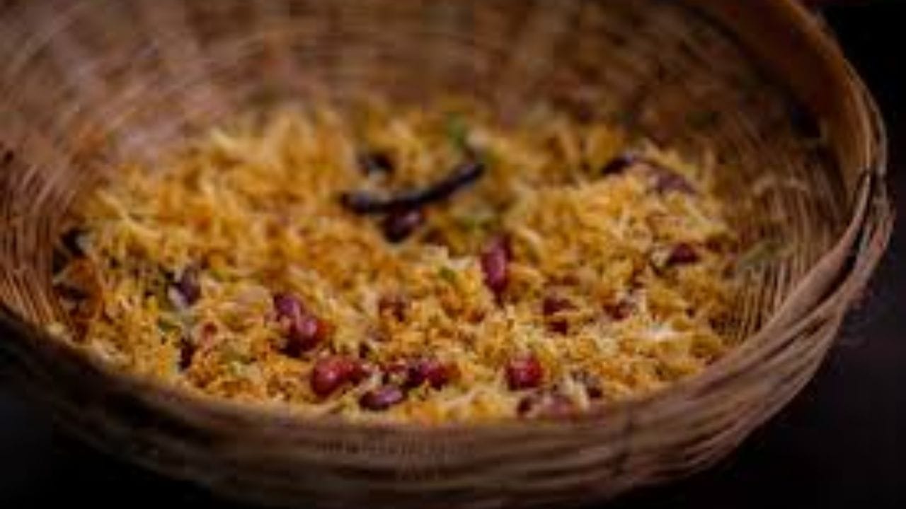 আলু ভাজার আগেই বাদাম, কারিপাতা, শুকনো লঙ্কা ভেজে রাখতে হবে। এবার এই সব ভাজা আলুর মধ্যে মিশিয়ে নিন।