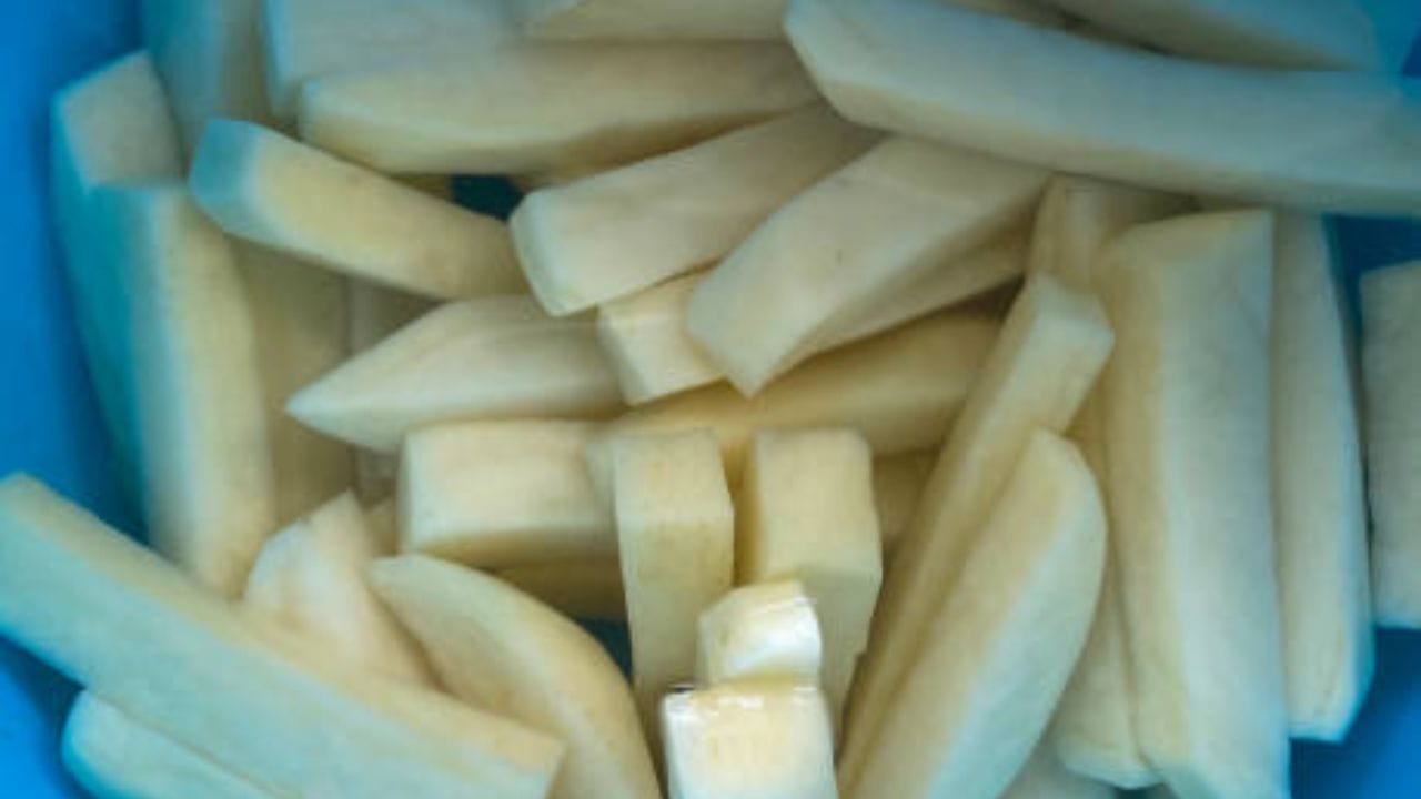 যতই আলুতে দোষ খাকুক না কেন, বাঙালির আলুর প্রতি যা ভালোবাসা রয়েছে তা আর অন্য কোনও কিছুর প্রতি নেই। তা আলু সেদ্ধ হোক বা বিরিয়ানির আলু। একমাত্র বাঙালিই মাংসের ঝোলে আলু দিয়ে রান্না করে। এছাড়াও বাঙালির যে কোনও অনুষ্ঠান বাড়িতে পাতে ঝুরি আলুভাজা থাকবেই।