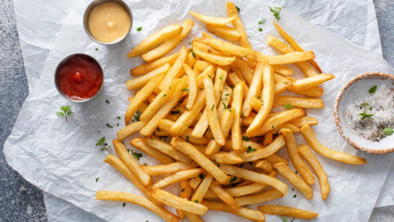 তেল গরম করে অল্প অল্প আলু দিয়ে ঢিমে আঁচে ভাল করে ভেজে নিতে হব। একেবারে সব আলু দেবেন না। একটু একটু করে আলু দিয়ে তুলে রাখুন।