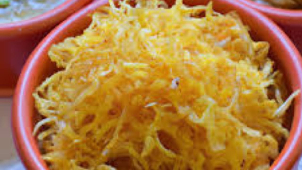 একেবারে মিহি করে আগে আলু কেটে নিন। এবার তা পরিষ্কার করে জলে ধুয়ে নিতে হবে।