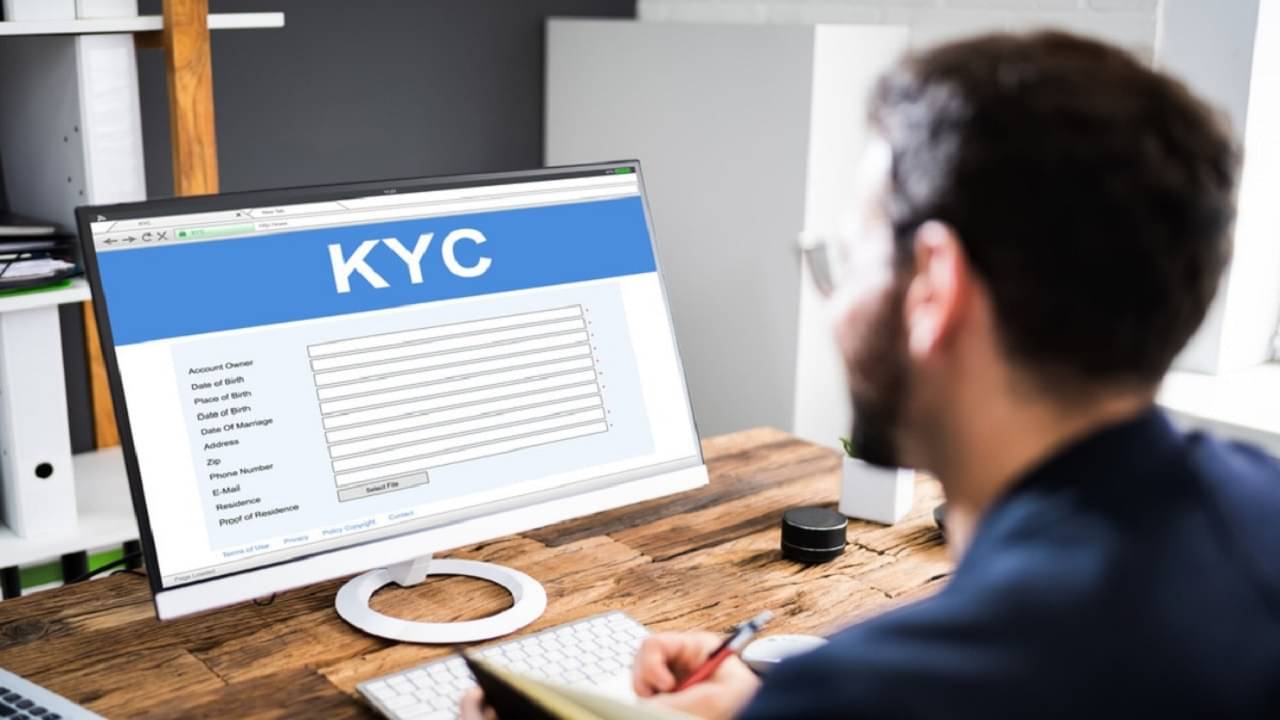 KYC আপডেট করতে আর ব্যাঙ্কে দৌড়তে হবে না, বাড়ি বসেই তা অনলাইনে সম্ভব, সহজ প্রক্রিয়াটি জেনে নিন