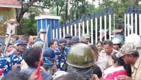 CPM Protest: বিডিও অফিস ঘেরাও নিয়ে তুলকালাম, পুলিশ-CPM কর্মীদের ধস্তাধস্তিতে আহত ১০ জন CPM Protest: বিডিও অফিস ঘেরাও নিয়ে তুলকালাম, পুলিশ-CPM কর্মীদের ধস্তাধস্তিতে আহত ১০ জন