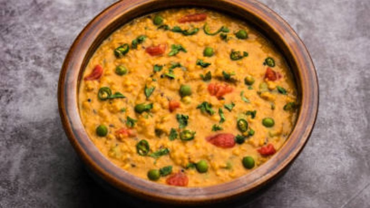 ভেজে রাখা সব সবজি দিয়ে মশলার সঙ্গে ভাল করে মাখিয়ে নিতে হবে। এতে মশলা সবজির ভেতরে যাবে। সসপ্যানে জল গরম করতে বসিয়ে দিন। যত কাপ চাল-ডাল নেবেন তার ঠিক দু গুণ জল নিতে হবে। 