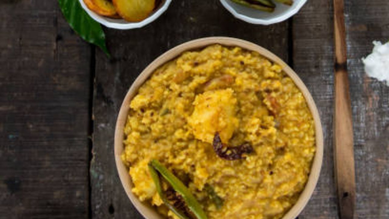 এক চামচ জিরে, ধনে, শুকনো লঙ্কা গুঁড়ো, হলুদ মিশিয়ে মশলা খুব ভাল করে কষিয়ে নিন। কম আঁচে ভাল করে কষালে খিচুড়ি খেতে ভাল হয়। এক কাপ গরম জল দিন এর মধ্যে। 