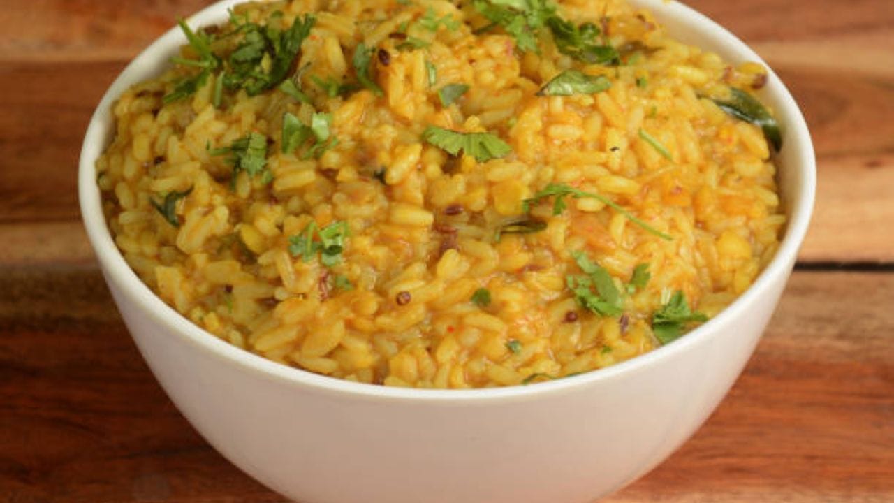 বাকি তেলে তেজপাতা, দারুচিনি, লবঙ্গ, থেঁতো করে রাখা ছোট এলাচ, পেঁয়াজ বাটা ছোট এক বাটি দিয়ে ভাল করে ভেজে নিন। এর মধ্যে আদা-রসুন বাটা দিন ১ চামচ। সব ভাল করে ভেজে নিয়ে একটা টমেটো বেটে দিন। এর মধ্যে স্বাদমতো নুন দিন। 