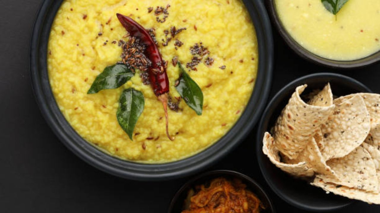 আগে আলু গুলো ভেজে তুলে রাখতে হবে। লালচে করে ভেজে নিন। এবার কিছুটা তেল তুলে রাখুন। একদম সামান্য তেলে কিছু কাজু ভেজে রাখুন। 