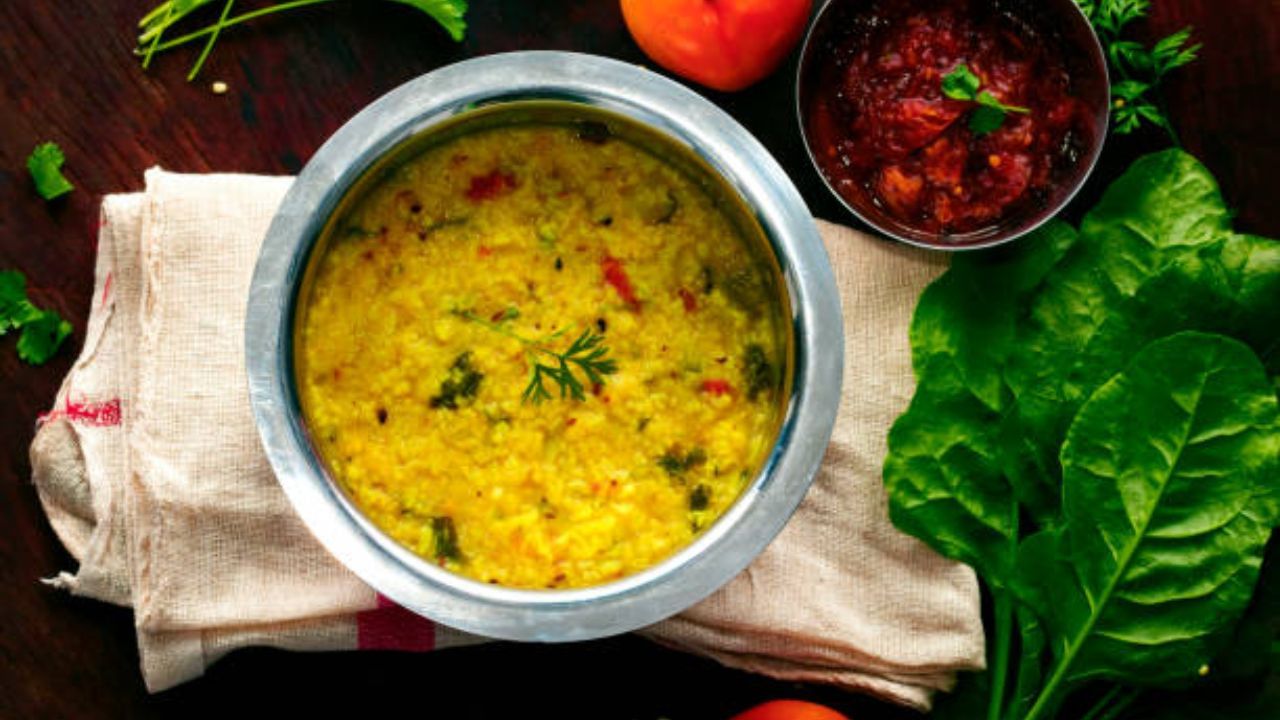 হাফ কাপ মুসুরের ডাল, হাফ কাপ মুগের ডাল, এক কাপ সেদ্ধ চাল, হাফ কাপ গোবিন্দ ভোগ চাল ভাল করে জলে ধুয়ে ভিজিয়ে রাখুন অন্তত ২০ মিনিট।