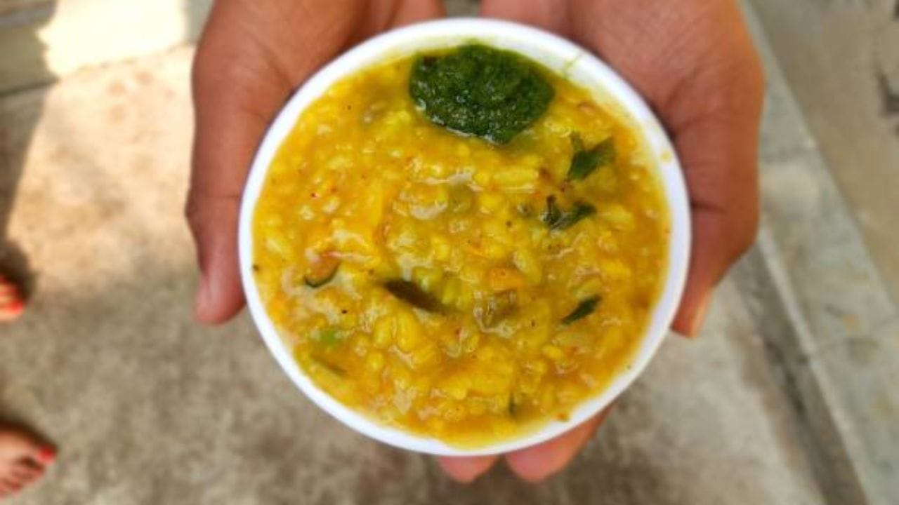 নামানোর আগে চারটে কাঁচালঙ্কা চিরে এর মধ্যে মেশান। স্বাদের জন্য একচামচ চিনি, একটু গুঁড়ো গরম মশলা আর ১ চামচ গাওয়া ঘি এর মধ্যে মিশিয়ে দিন। সব একসঙ্গে মিশলে দারুণ গন্ধ ছাড়বে। সঙ্গে বেগুন বা পাঁপড় ভেজে পরিবেশন করুন এই খিচুড়ি। 