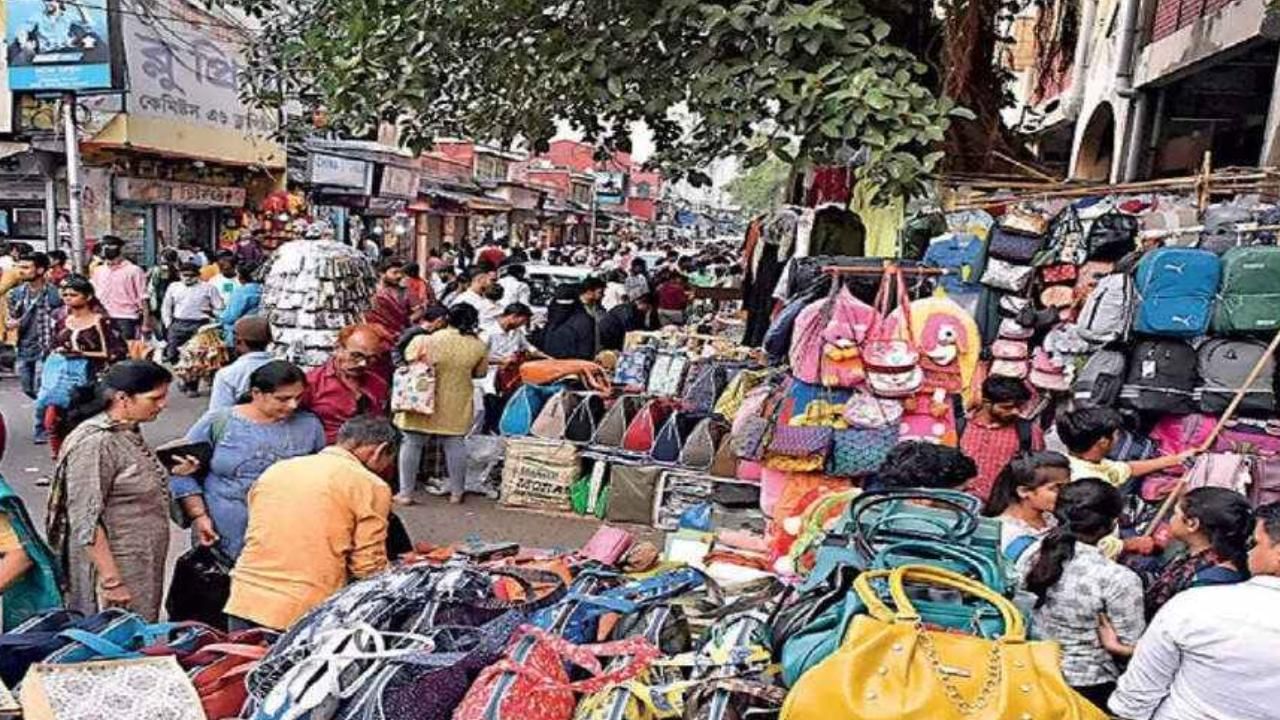 Hawkers in Kolkata: শহরে কেন ঠেকানো যাচ্ছে না হকারদের দৌরাত্ম্য? টাউন ভেন্ডিং কমিটির ভূমিকা নিয়ে প্রশ্ন উঠছে নানা মহলে