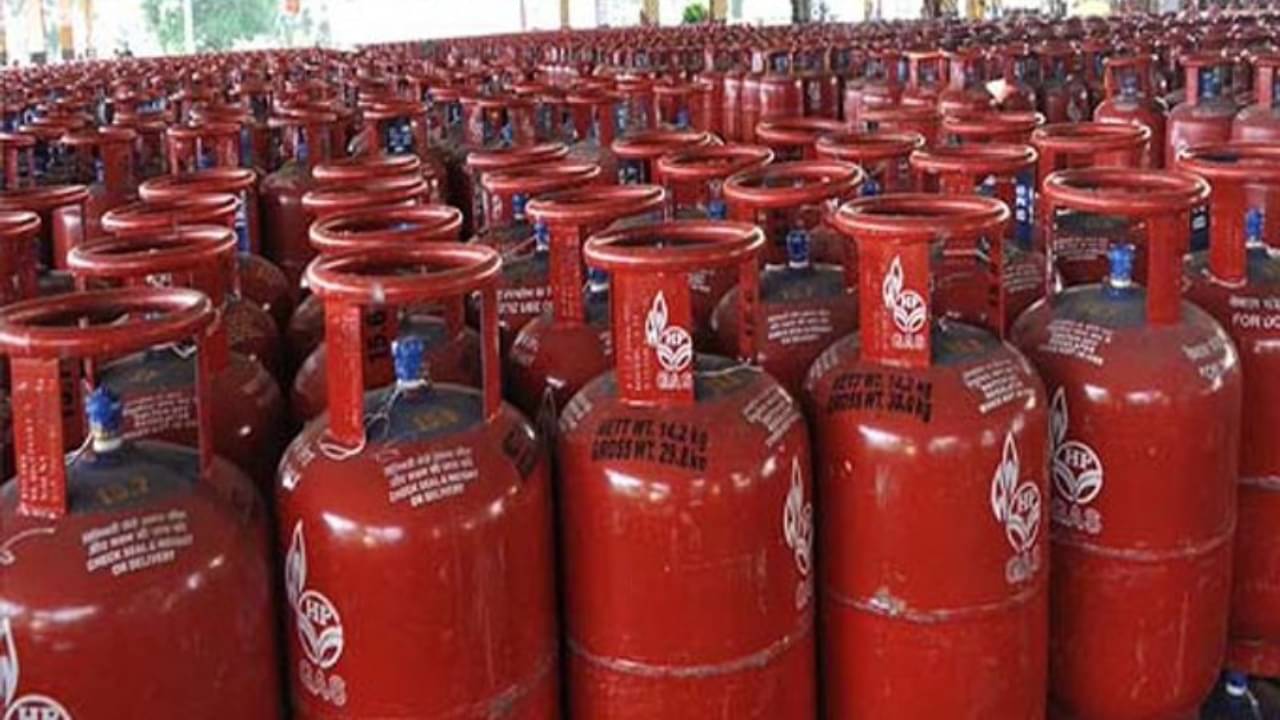 LPG Price Hike: মাসের শুরুতেই ধাক্কা, একলাফে ১০০ টাকার উপরে বাড়ল LPG সিলিন্ডারের দাম