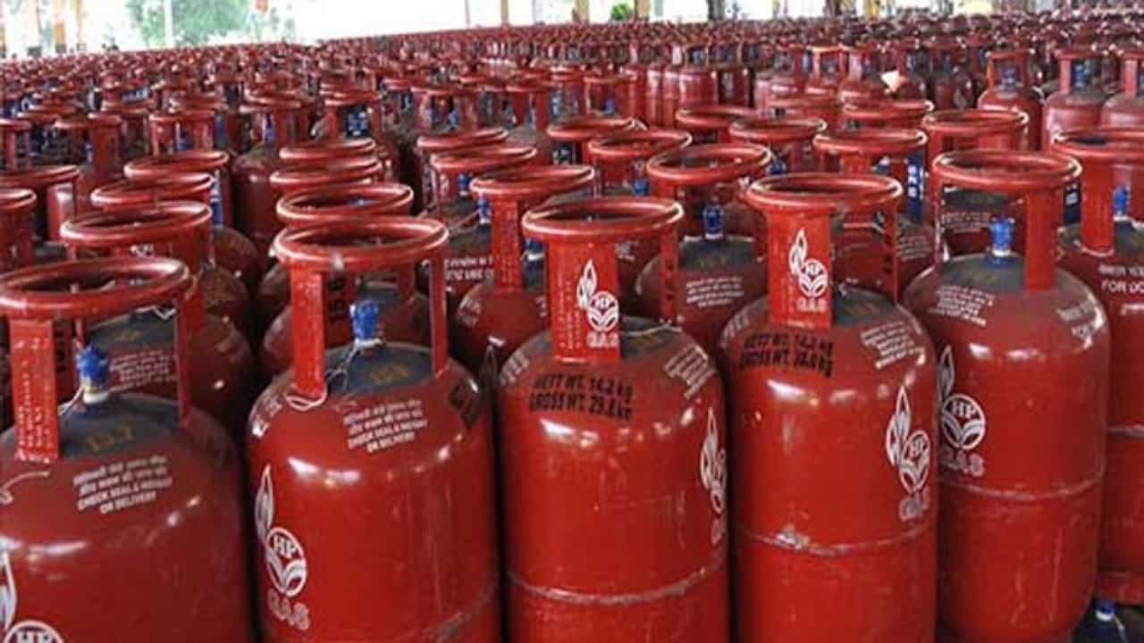 LPG Price Hike: মাসের শুরুতেই ধাক্কা, একলাফে ১০০ টাকার উপরে বাড়ল LPG সিলিন্ডারের দাম LPG Price Hike: মাসের শুরুতেই ধাক্কা, একলাফে ১০০ টাকার উপরে বাড়ল LPG সিলিন্ডারের দাম