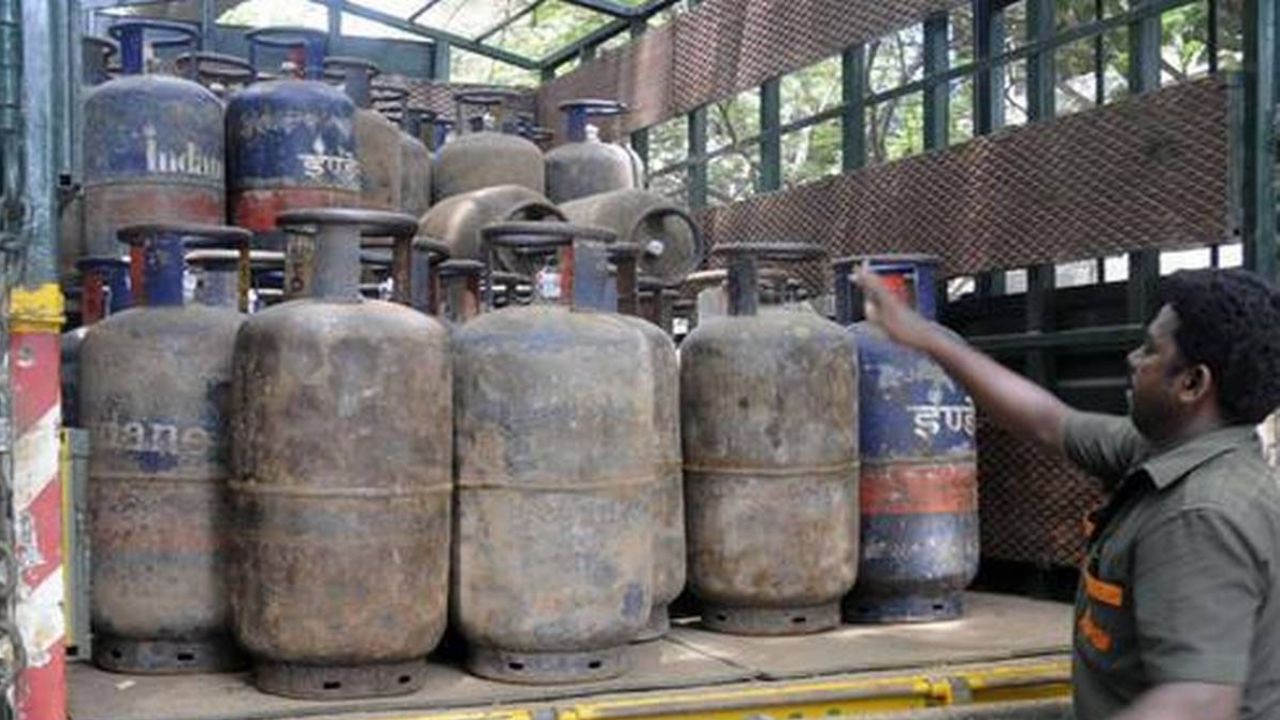 LPG Cylinder Price: দাম বাড়ল বাণিজ্যিক গ্যাসের LPG Cylinder Price: দাম বাড়ল বাণিজ্যিক গ্যাসের