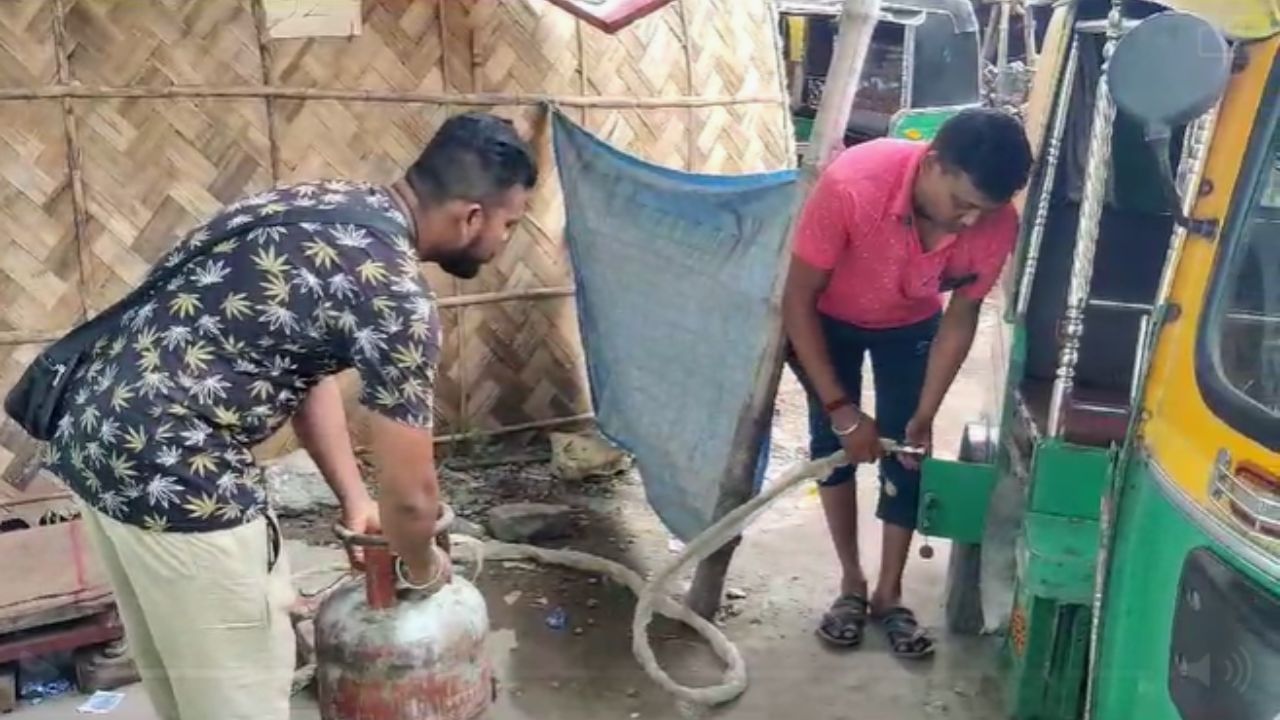 LPG Gas:  রান্নার গ্যাসেই ছুটছে অটো, এত বিস্ফোরণের পরেও মেট্রো স্টেশনের নীচে রমরমিয়ে চলছে 'কাটা গ্যাসের' কারবার