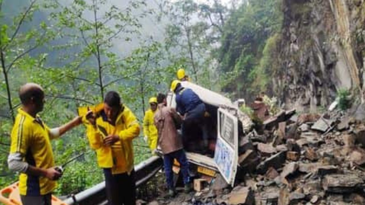 Uttarakhand: ফের ধস নামল উত্তরাখণ্ডে, ধ্বংসাবশেষ থেকে উদ্ধার ৪ মাসের শিশু-সহ ৩ জনের দেহ