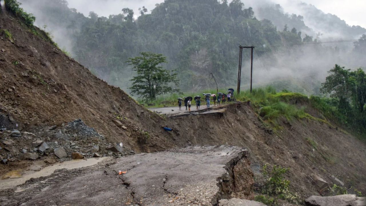 Landslides: ঋষিকেশ-বদ্রীনাথ জাতীয় সড়কে ফাটল, ধস নামল অরুণাচলেও