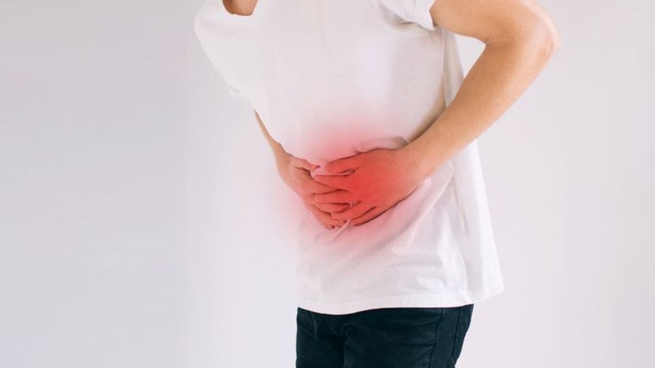 এই সমস্যা থেকে মুক্তির কিছু উপায় রয়েছে। এমন কিছু খাবার রয়েছে যা লিভারকে সুস্থ ও সতেজ রাখতে সাহায্য করে। কী সেগুলি? আসুন জেনে নেওয়া যাক...