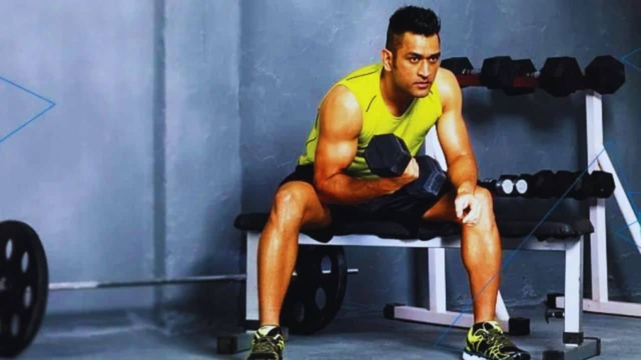 MS Dhoni: নেট দুনিয়ায় ঝড় তুলল ৪২-এর ধোনির ডোলো-শোলে