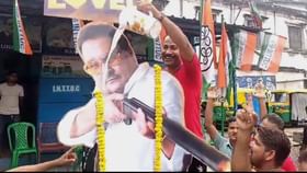 Madan Mitra’s Oh!Lovely: ‘দাদার ছবি সুপারহিট হবে’, ‘ওহ লাভলি’ মুক্তি পেতেই মদনের কাটআউটে ১০০ লিটার দুধ ঢেলে উচ্ছ্বাস ভক্তদের Madan Mitra’s Oh!Lovely: ‘দাদার ছবি সুপারহিট হবে’, ‘ওহ লাভলি’ মুক্তি পেতেই মদনের কাটআউটে ১০০ লিটার দুধ ঢেলে উচ্ছ্বাস ভক্তদের