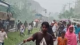 Train News: একই লাইনে মুখোমুখি দুটি ট্রেন, চালকদের তৎপরতায় ভয়াবহ দুর্ঘটনা থেকে রক্ষা Train News: একই লাইনে মুখোমুখি দুটি ট্রেন, চালকদের তৎপরতায় ভয়াবহ দুর্ঘটনা থেকে রক্ষা