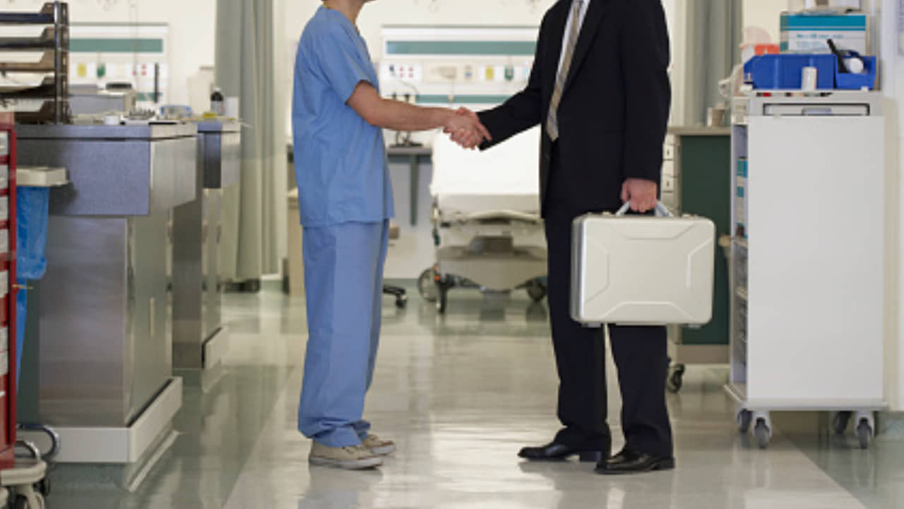 Rules for Doctors: ওষুধ কোম্পানির থেকে নেওয়া যাবে না উপহার, কড়া দাওয়াই ডাক্তারদের