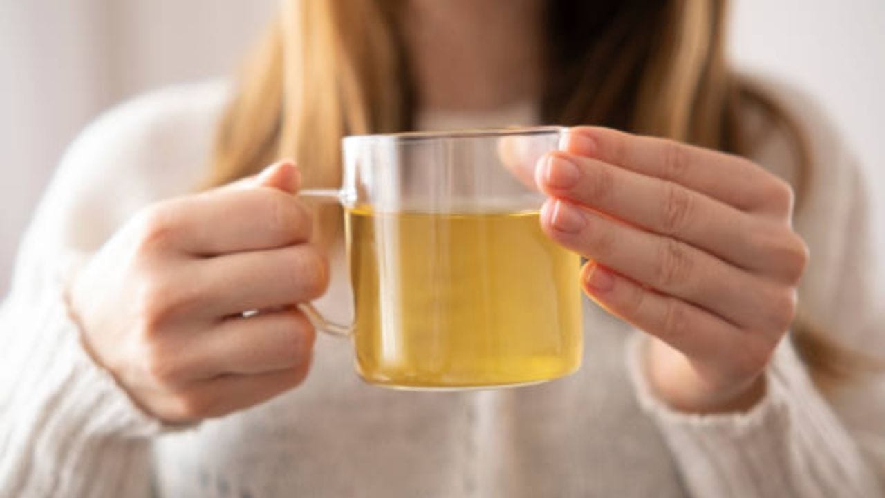 মদ্যপান থেকে দূরে থাকুন। পাশাপাশি ঋতুস্রাবের সময় ক্যাফেইন যুক্ত চা-কফিও এড়িয়ে চলুন। তার বদলে গ্রিন টি, ভেষজ চা পান করতে পারেন। এতে পেশি ও তলপেটে ব্যথা থেকে মুক্তি পাবেন।