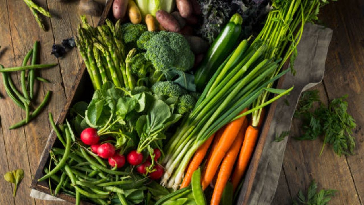 ঋতুস্রাবের সময় গোটা শস্য, ডাল, তাজা ফল, শাকসবজি বেশি করে খান। এগুলো শরীরে পুষ্টির ঘাটতি পূরণ করে। পাশাপাশি পেশির ক্র্যাম্প কমাতে সাহায্য করে।