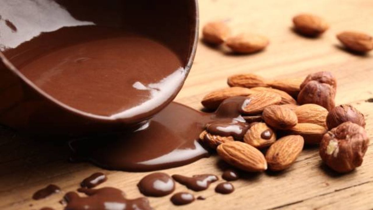 ঋতুস্রাবের সময় মিষ্টি খাবারের প্রতি আকাঙ্ক্ষা বেড়ে যায়। কিন্তু চিনির প্রতি লোভ সামলাতে হবে। তার বদলে আপনি ডার্ক চকোলেট খেতে পারেন। সঙ্গে রাখুন আমন্ড, আখরোটের মতো বাদাম। 