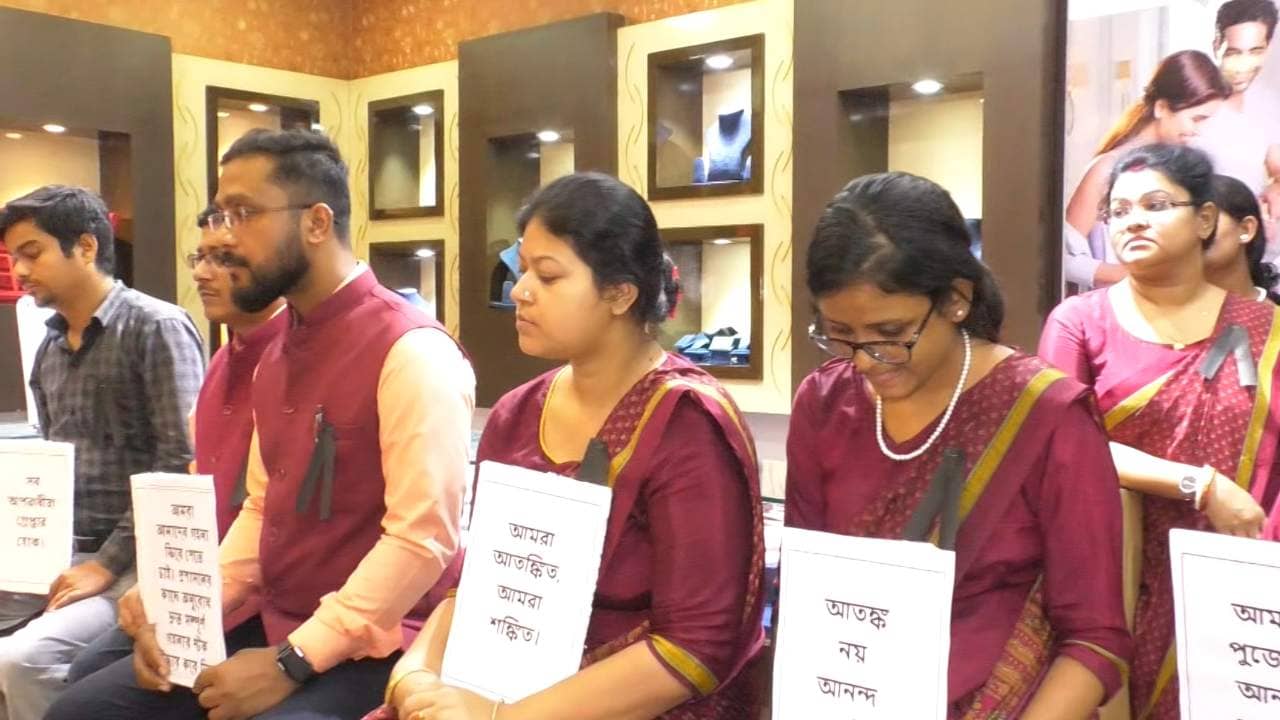 Ranaghat Robbery: ‘পুজোর মুখে এই সময়টার জন্য অপেক্ষায় থাকি, এখন যে কী হবে’, আক্ষেপ সোনার দোকানের কর্মীদের গলায়