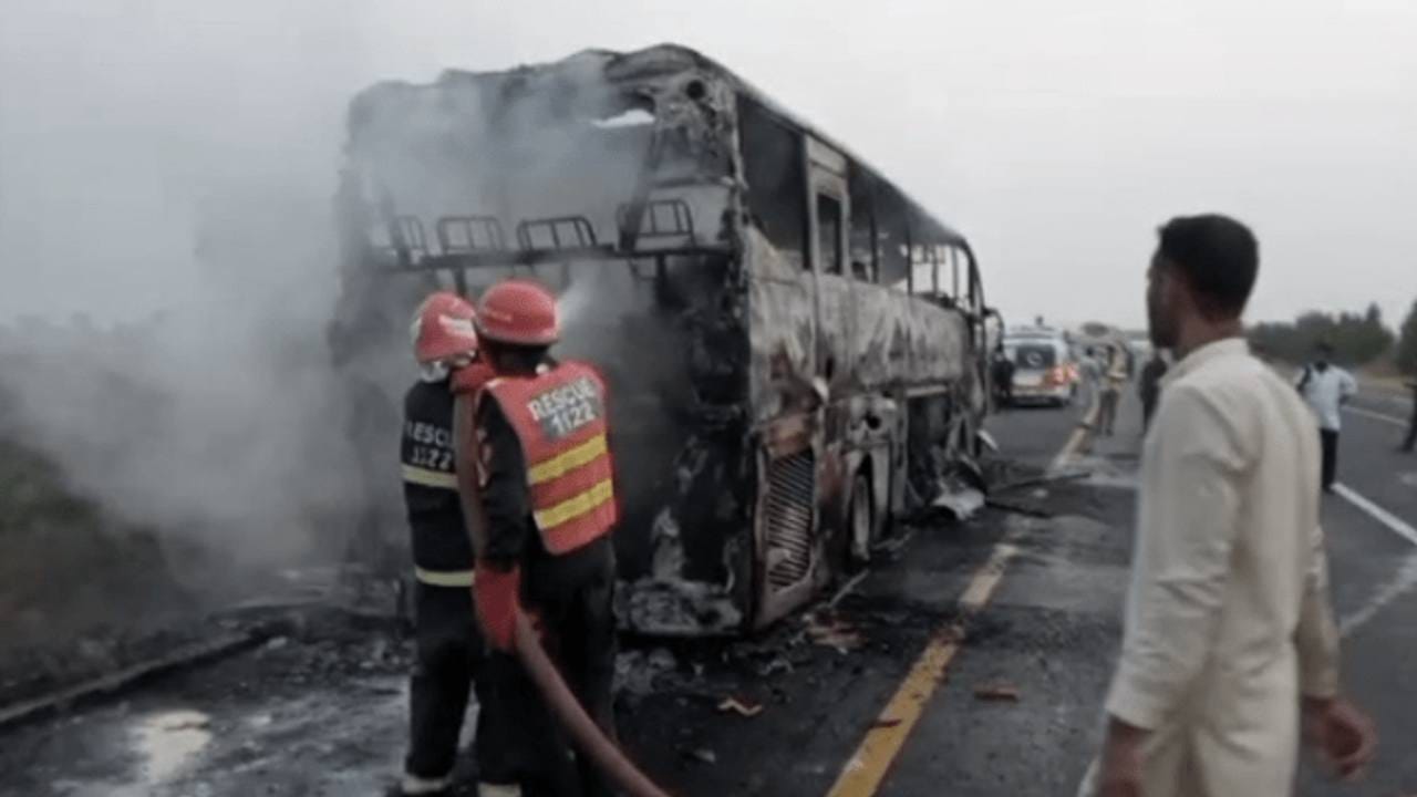Pakistan Road Accident ডিজেলবাহী গাড়িতে ধাক্কা মেরে আগুন ধরল বাসে