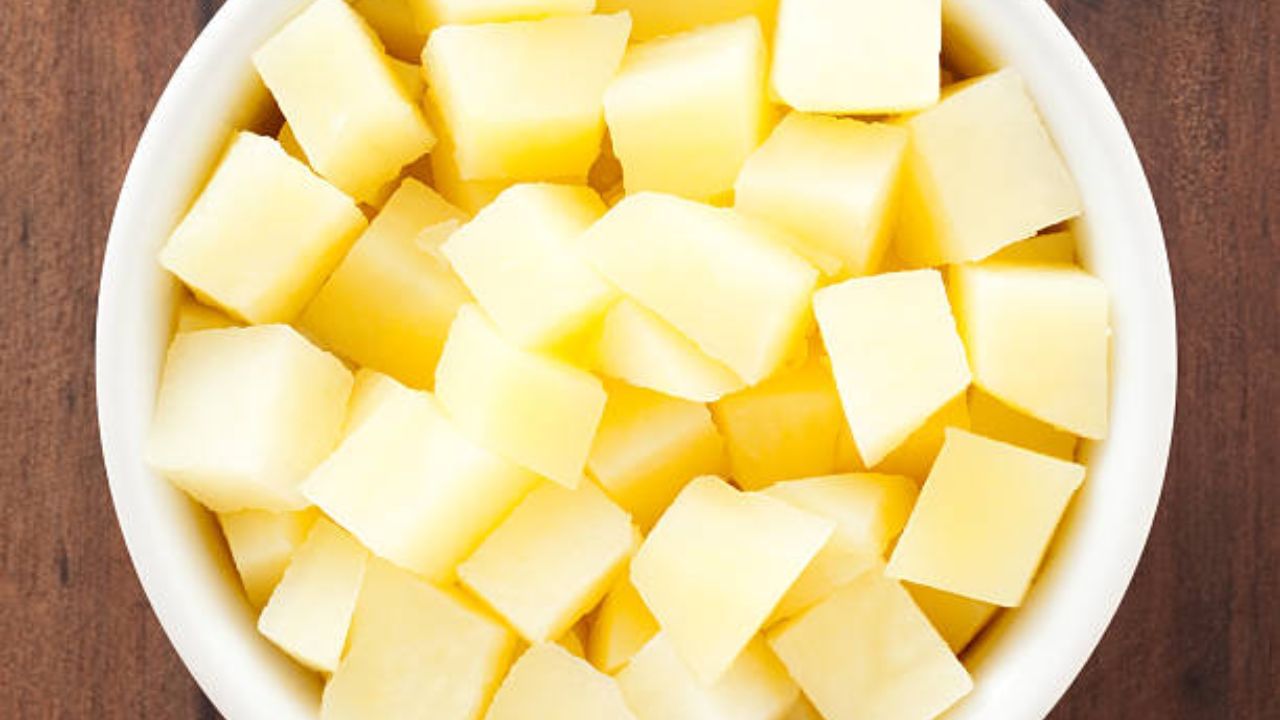 আলুর মধ্যে নুন, হলুদ, লঙ্কাগুঁড়ো দিয়ে ভাল করে মিশিয়ে অল্প করে জল দিয়ে কষিয়ে নিতে হবে। মশলা ভাল করে কষে এলে চাপা দিয়ে রাখুন। 