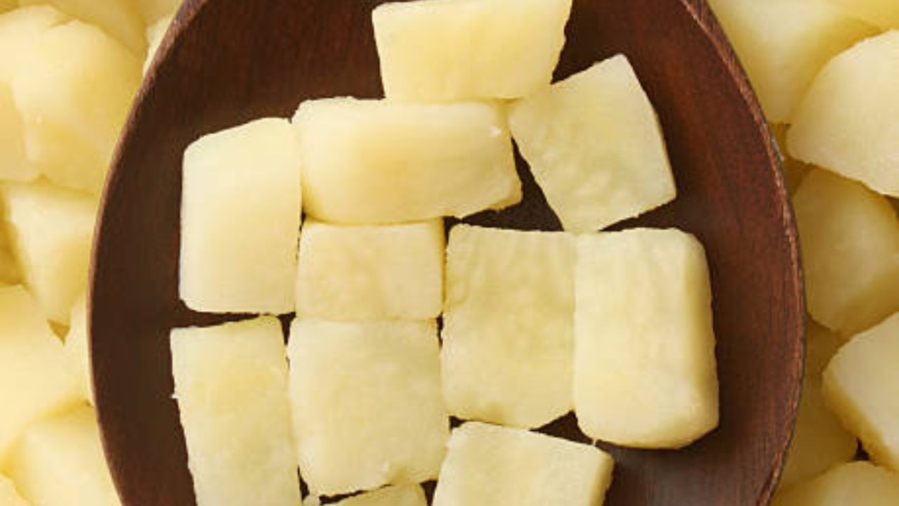 শুকনো খোলায় ১ চামচ গোটা ধনে, জিরে, শুকনো লঙ্কা, দুটো এলাচ, দারচিনি দিয়ে ভাল করে ভেজে নিন। এবার তা ঠান্ডা করে গুঁড়ো করে নিন। 