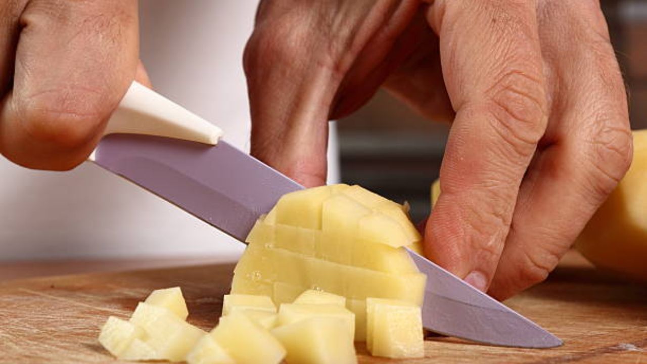 আগের রাতে ছোলার ডাল ২৫০ গ্রাম ধুয়ে ভিজিয়ে রাখুন। পরদিন সকালে পরিমাণ মতো জল, নুন, হলুদ গুঁড়ো আর কাঁচালঙ্কা দিয়ে ডাল সেদ্ধ করে নিতে হবে। ডাল যেন গলে না যায়