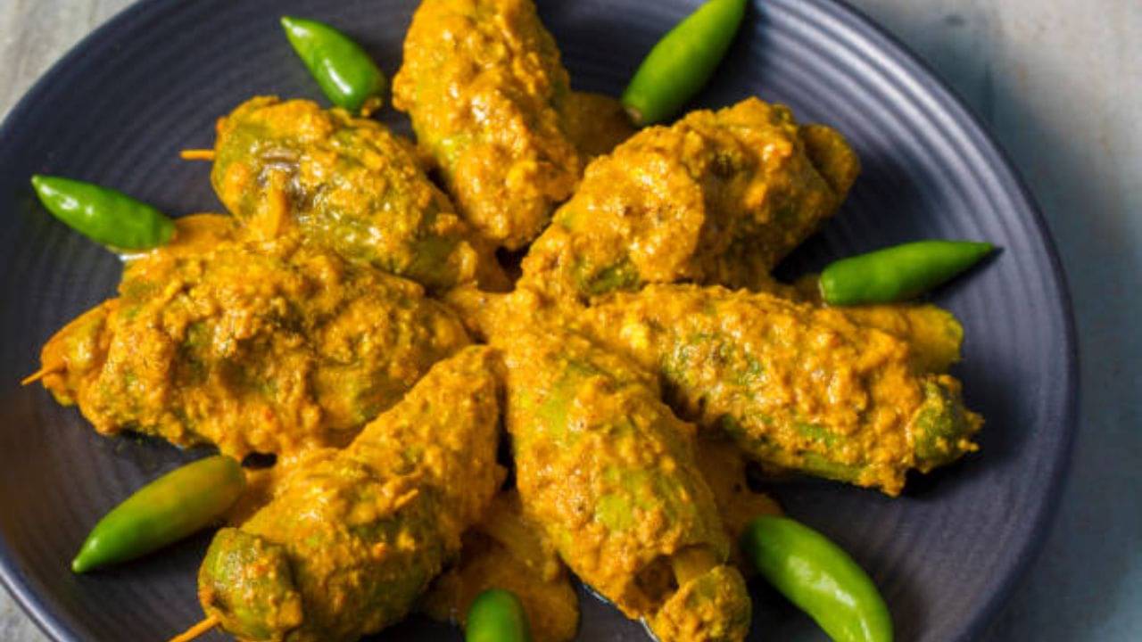 Raksha Bandhan 2023: রাখীর দিন মুখরোচক ও নিরামিষ খাবারের খোঁজে রয়েছেন? বানিয়ে নিন পটলের দোলমা