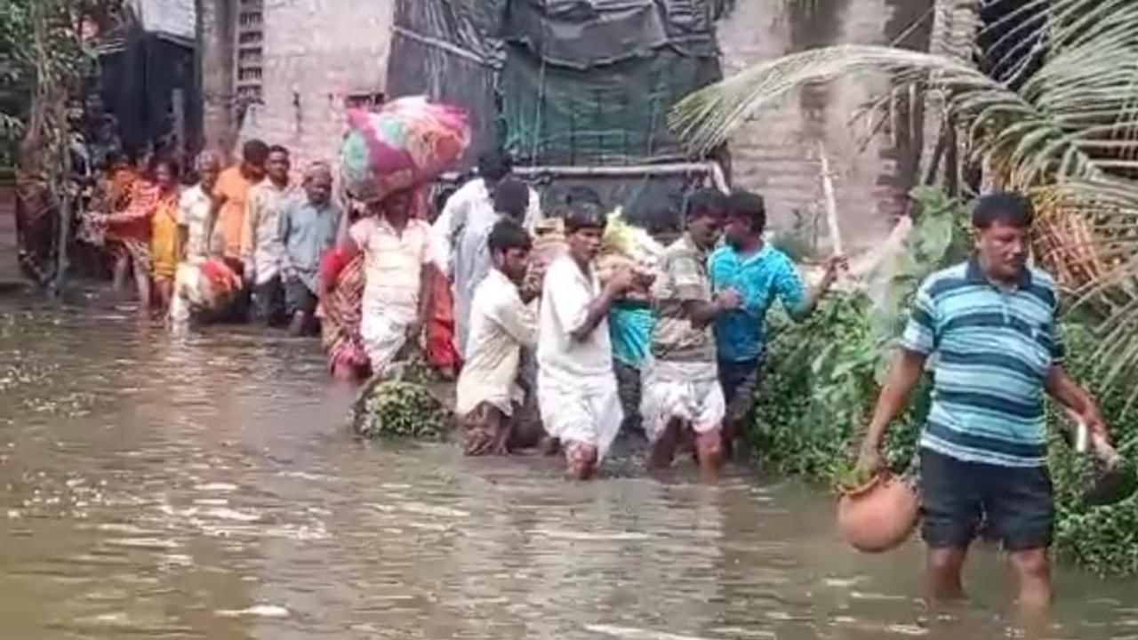 Purba Medinipur: প্রবল বৃষ্টিতে ডুবেছে রাস্তা, কোনওমতে মায়ের দেহ কাঁধে তুলে শ্মশানের পথে ছেলে