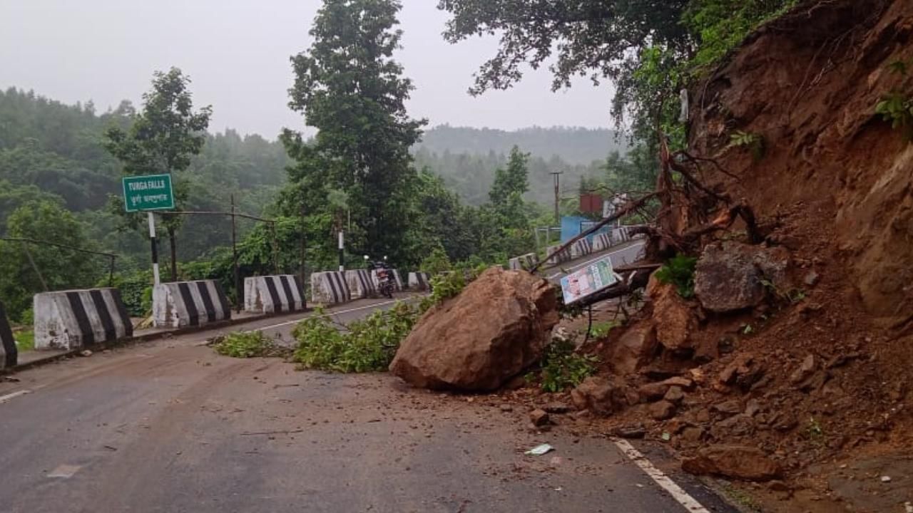 Purulia: প্রবল বৃষ্টিতে অযোধ্যায় ধস, সকাল থেকেই বন্ধ পাহাড়ের ব্যস্ত রাস্তা