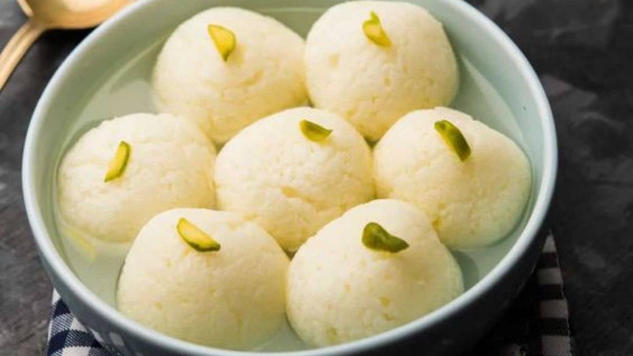 Rasgulla Recipe: দোকানের মতো রসগোল্লা এবার বাড়িতেই, জানুন রেসিপি