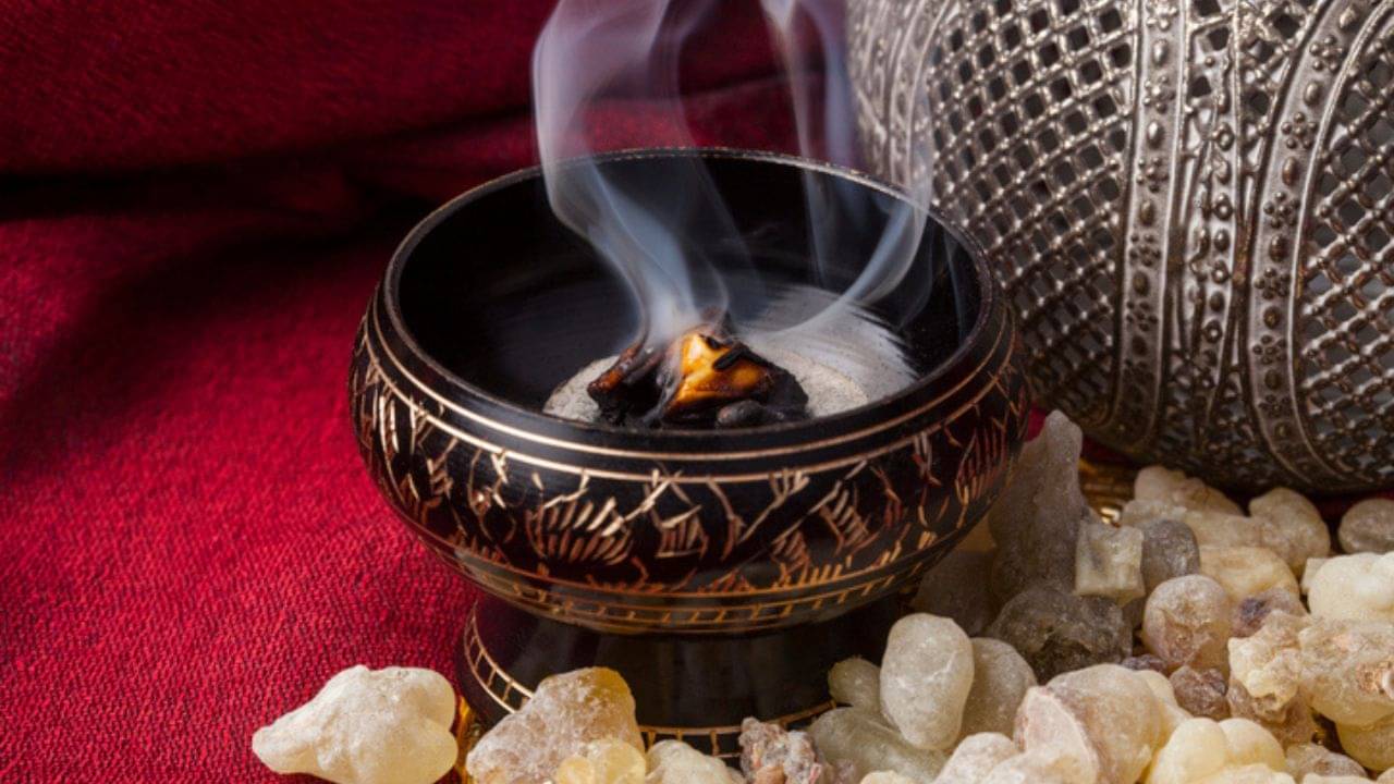 Shani Dev: শনির সাড়ে সাতি দশার সহজ টোটকা, সারা ঘরে ছড়িয়ে দিন গুগ্গুলের গন্ধ! তাতেই শান্ত হবেন বড়ঠাকুর