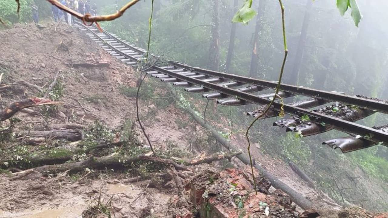 Himachal Pradesh Rain: ১০০০০ কোটি টাকার ক্ষতির ধাক্কায় টলমল হিমাচল, মৃত বেড়ে ৭৪, বৃষ্টি বন্ধের ইঙ্গিত এখনও নেই