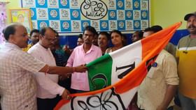 TMC Joining: সিপিএমের পঞ্চায়েত সদস্য যোগ দেওয়ায় বোর্ডের দখল গেল তৃণমূলের হাতে TMC Joining: সিপিএমের পঞ্চায়েত সদস্য যোগ দেওয়ায় বোর্ডের দখল গেল তৃণমূলের হাতে